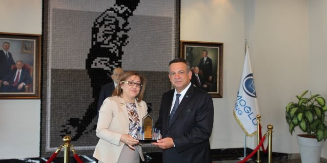 Şahin’den Merinos Halıya Teşekkür Plaketi