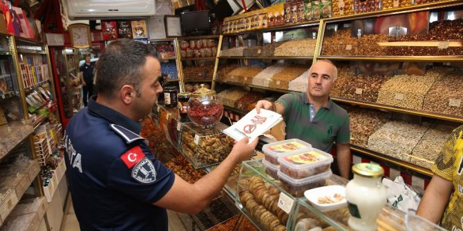 Karşıyaka’da Vatandaşlara Kuruyemiş Atık Keseleri