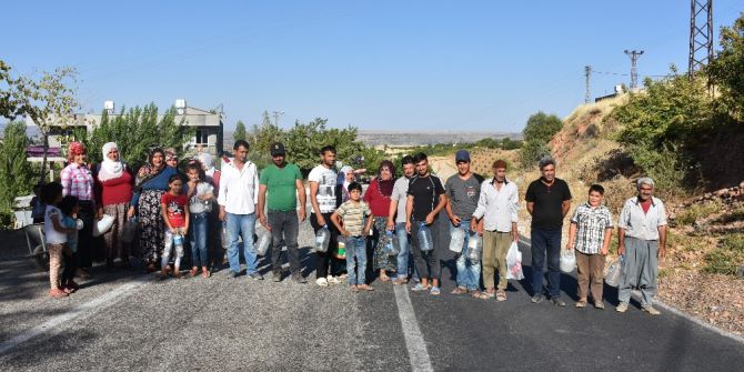 Köylüler Bidonlarla Karayolunu Trafiğe Kapattı