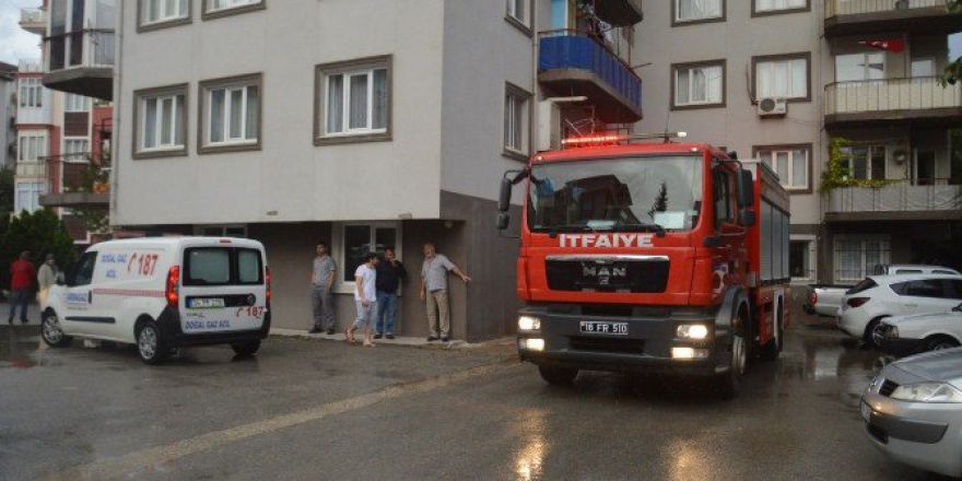 Yıldırım Düşen Ev Alev Topuna Döndü