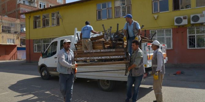 Okul Bahçelerine Oturma Bankları Ve Çöp Kutuları Yerleştiriliyor