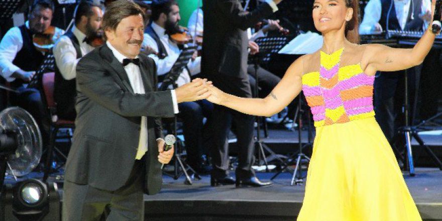 Selami Şahin Sahnede Gözyaşlarını Tutamadı