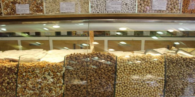 Kuruyemiş Satıcıları Yeni Ürünlerini Bekliyor