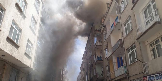 Elazığ’da, Çatılara Sıçrayan Yangını Ekipler Kontrol Altına Almaya Çalışıyor