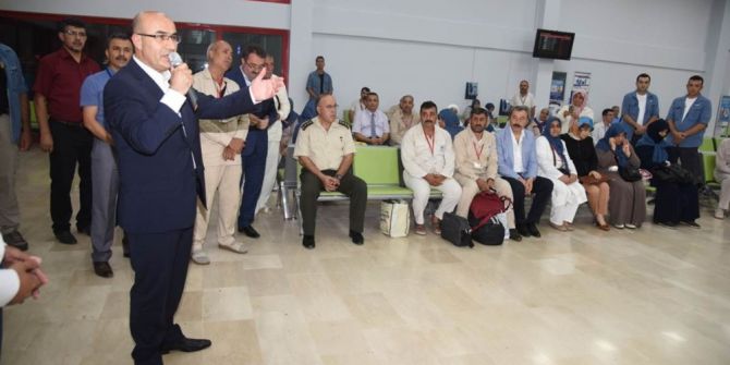 Vali Demirtaş, Kutsal Topraklara Giden Hacı Adaylarını Uğurladı