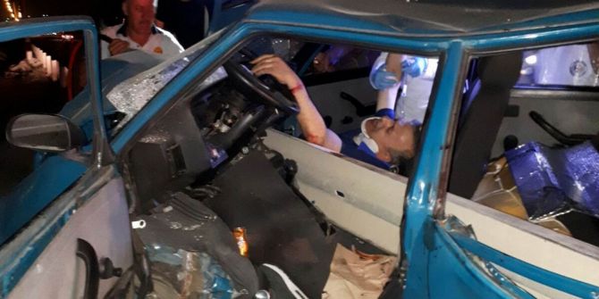 Samsun’da Bariyer Otomobile Ok Gibi Saplandı: 2 Ağır Yaralı