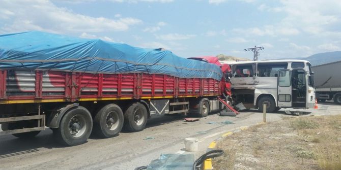 Kastamonu’da Tır İle Otobüs Çarpıştı: 25 Yaralı