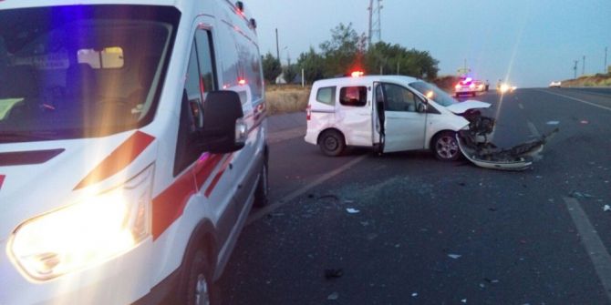 Otomobil İle Hafif Ticari Araç Çarpıştı: 2 Yaralı