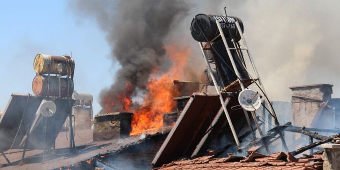 Elazığ’da 4 Binanın Çatısı Yandı