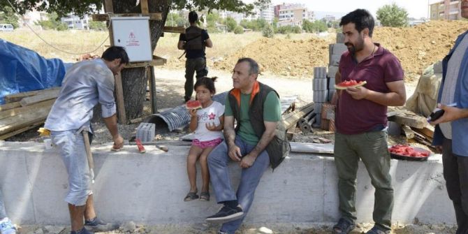 Vali Sonel’den İşçilere Karpuz İkramı