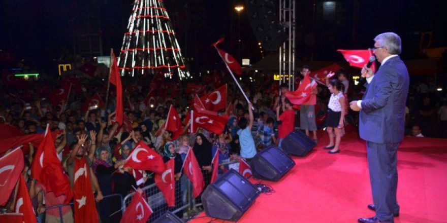 Kızılay, Demokrasi Nöbetlerinde De Milletinin Yanında Oldu