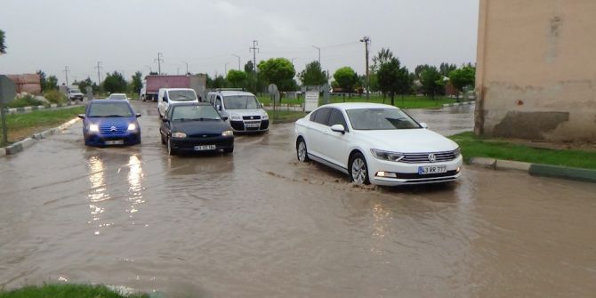 Kütahya’da Yağmur Caddeleri Göle Çevirdi