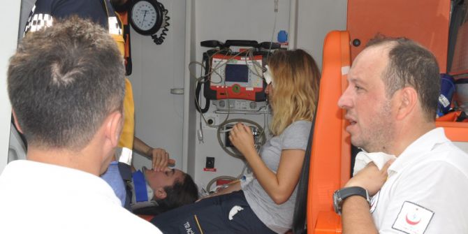 Yaralılara Müdahale Eden Ambulansa Araç Çarptı: 1 Ölü, 8 Yaralı