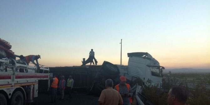 Asfalt Yüklü Tır Devrildi