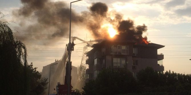 5 Katlı Binanın Çatısı Alev Alev Yandı