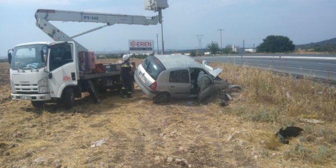 Didim’de Kontrolden Çıkan Otomobil Elektrik Direğine Çarptı: 2 Yaralı