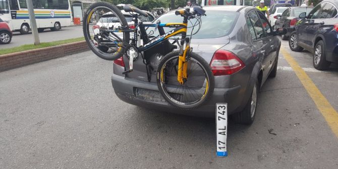 Fren yerine gaza basınca otomobile çarptı: 3 yaralı