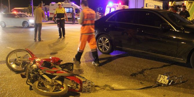Birbirlerini çeken motosikletlere otomobil çarptı: 2 yaralı