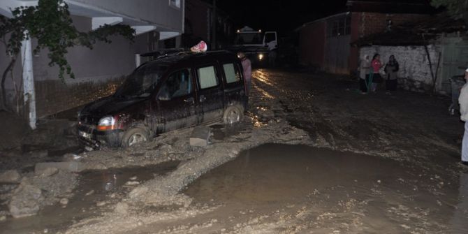 Akşam saatlerinde etkili olan yağış su baskınlarına neden oldu