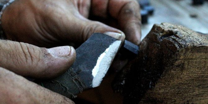 Oltu taşına hayat veren eller