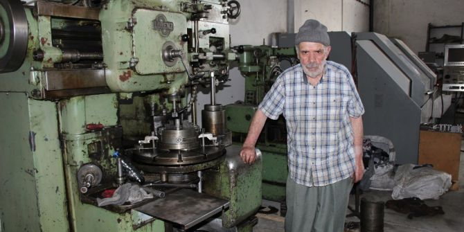 87 yaşında, hala torna tezgahı başında