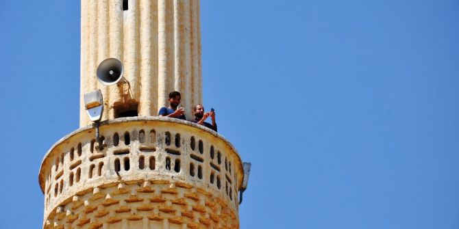 Minareden ezan sesi yerine, telefon konuşmaları yankılanıyor