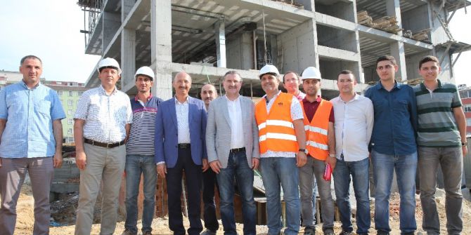 Gençlik ve Spor Bakanı Bak, çocuklarla basketbol maçı yaptı
