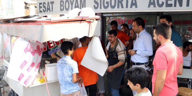 Yerli turistler müzeden önce börekçide kuyruğa giriyor
