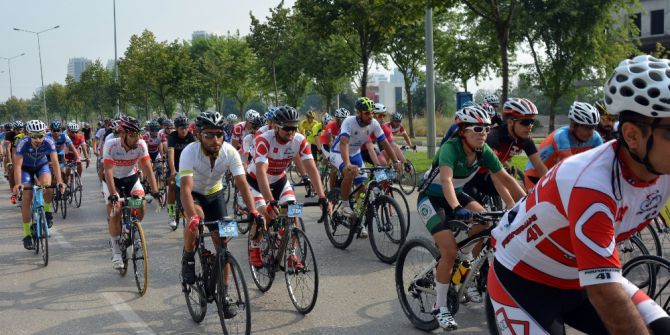 800 bisikletçi Uludağ’ın zirvesine pedal çevirdi