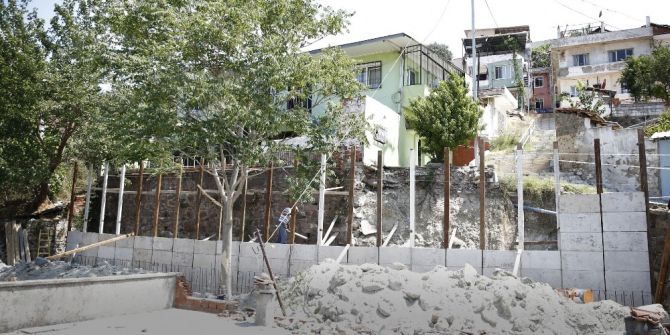 Konak’ta tehlike arz eden yapılar onarılıyor