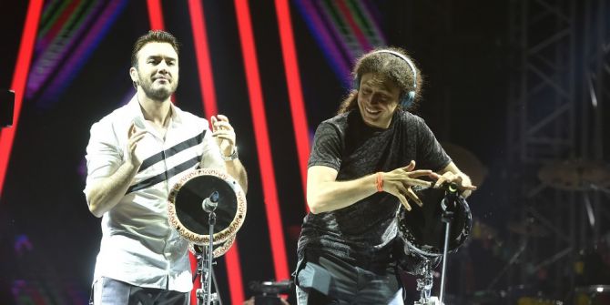 Yağmur altında konser coşkusu