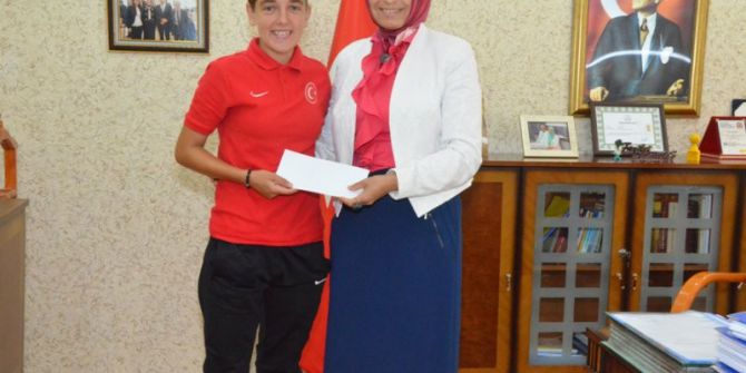 İl Milli Eğitim Müdürü Durmuş, başarılı sporcuyu makamında kabul etti