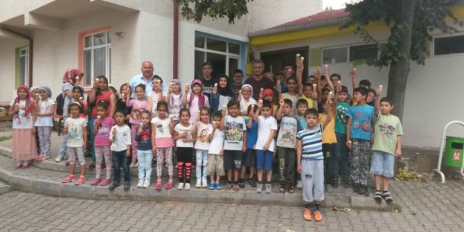 Muhtar Çınar, çocukları sevindirdi