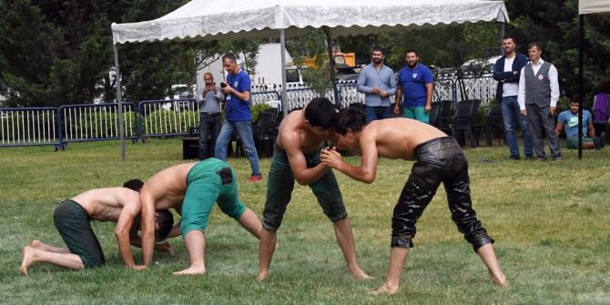 Büyükşehir Belediyesi ve Aski Güreş Takımı sporcuları, festival alanında “Kırkpınar” heyecanı yaşattı
