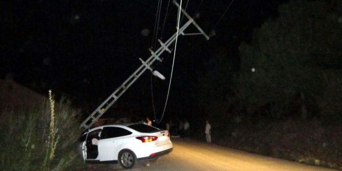 Otomobil elektrik direğine çarptı