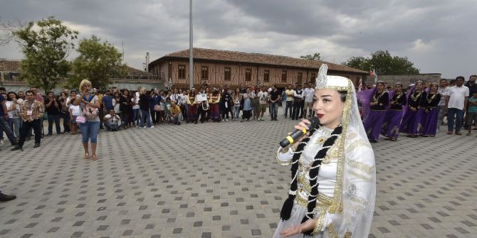 Ankara Festivali’ne katılan halk oyunları ekiplerinden Ankara Kalesi’nde gösteri