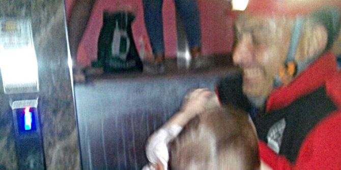 Asansörde mahsur kalan aileyi itfaiye kurtardı