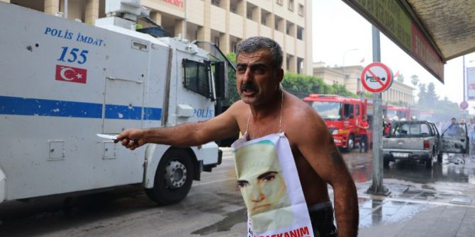 Kayıp annesi için adliye önünde aracını ateşe verdi