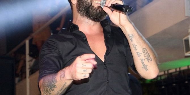 Berkay, sevenlerini iki buçuk saat bekletti