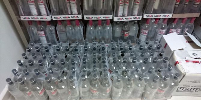 Manisa’da yüzlerce şişe kaçak içki ele geçirildi