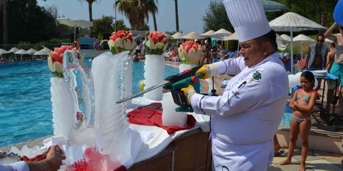 Kuşadası’nda buzdan heykeller serinletti