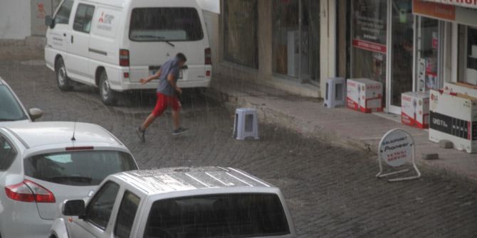 Sağanak yağış Milas’ı serinletti