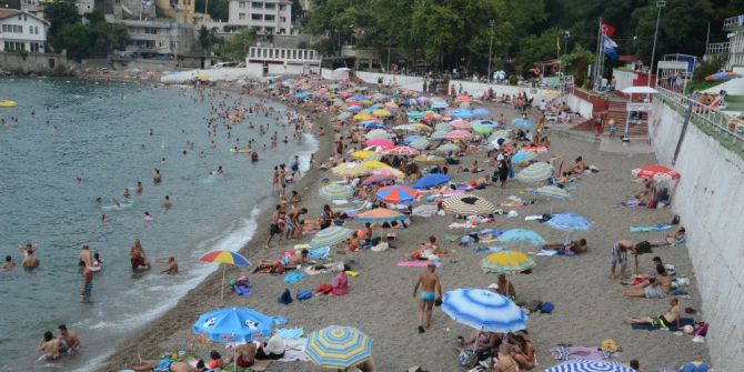 Sıcaktan bunalan vatandaşlar plajlara akın etti