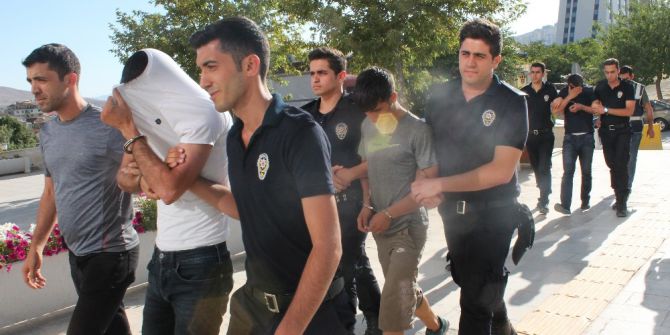 İki evi soyan hırsızlar, uygulama noktasında yakalandı