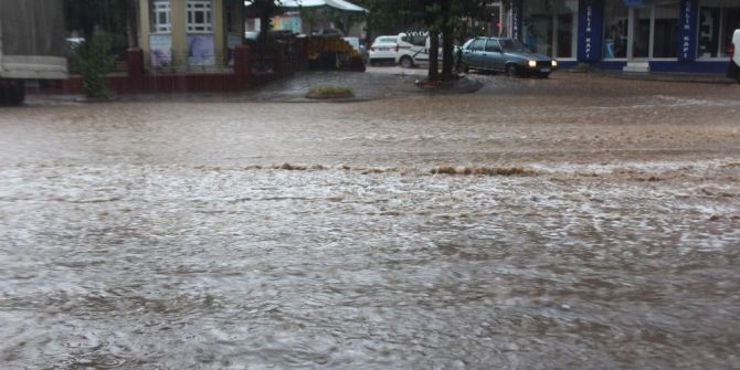 Aydın’da yaz yağmuru hayatı felç etti