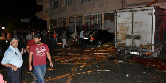Tosya’da şiddetli yağmur ve rüzgar evlerin çatısını uçurdu