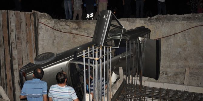 Alkollü sürücü inşaat temeline uçtu