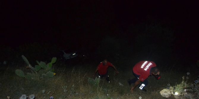 Park halindeki otomobile çarpıp uçuruma yuvarlandılar