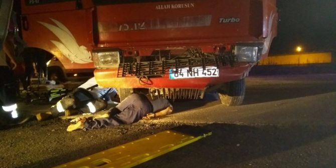 Savrulan kamyonun kapısından dışarı fırladı