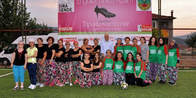 Bursa’da kadınlar şalvar giyip sahaya indi